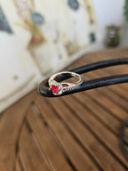 Lindo y femenino anillo con un cristal central