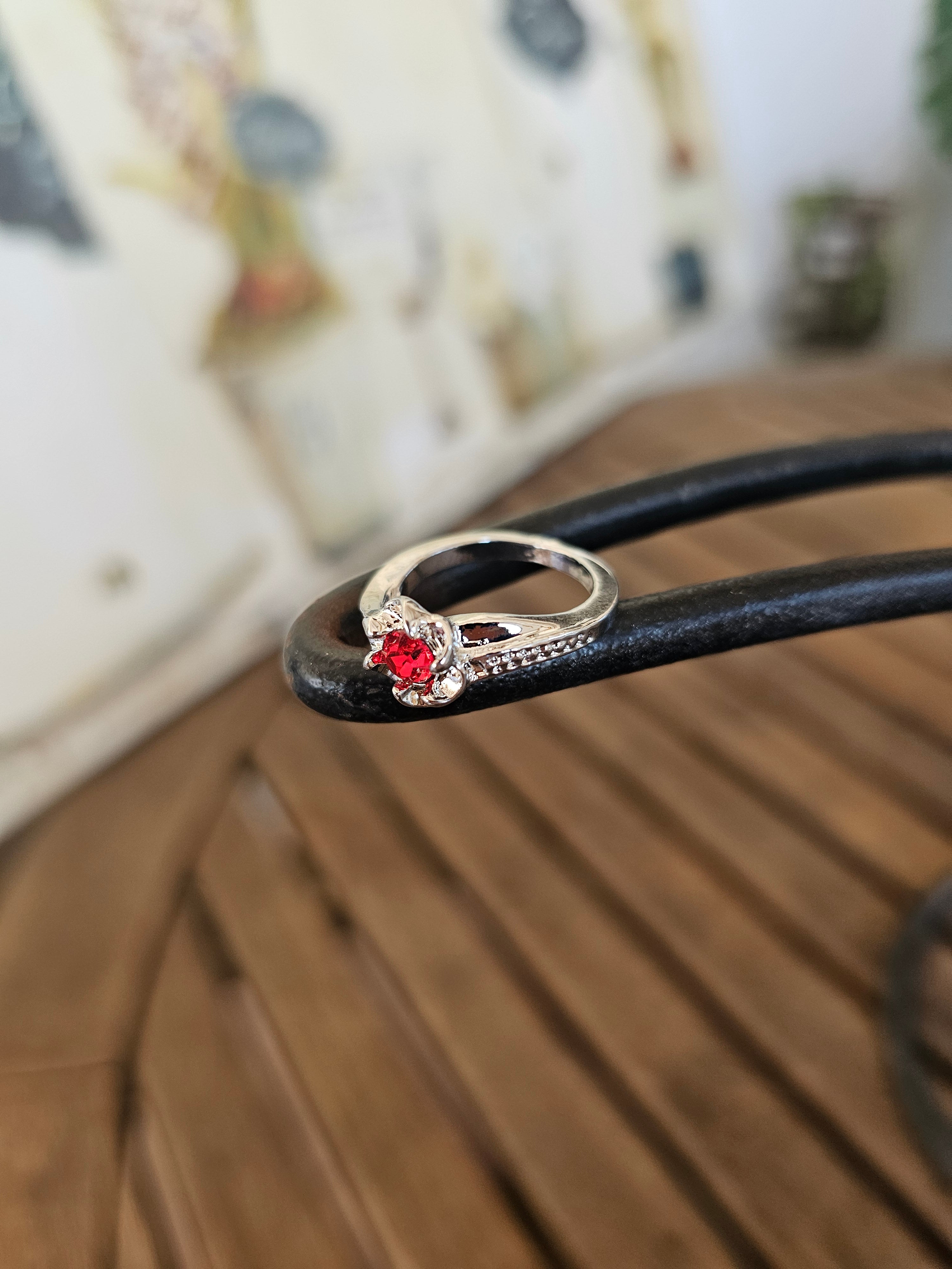 Lindo y femenino anillo con un cristal central