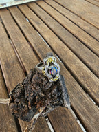 Llamativo anillo con filigranas y piedra