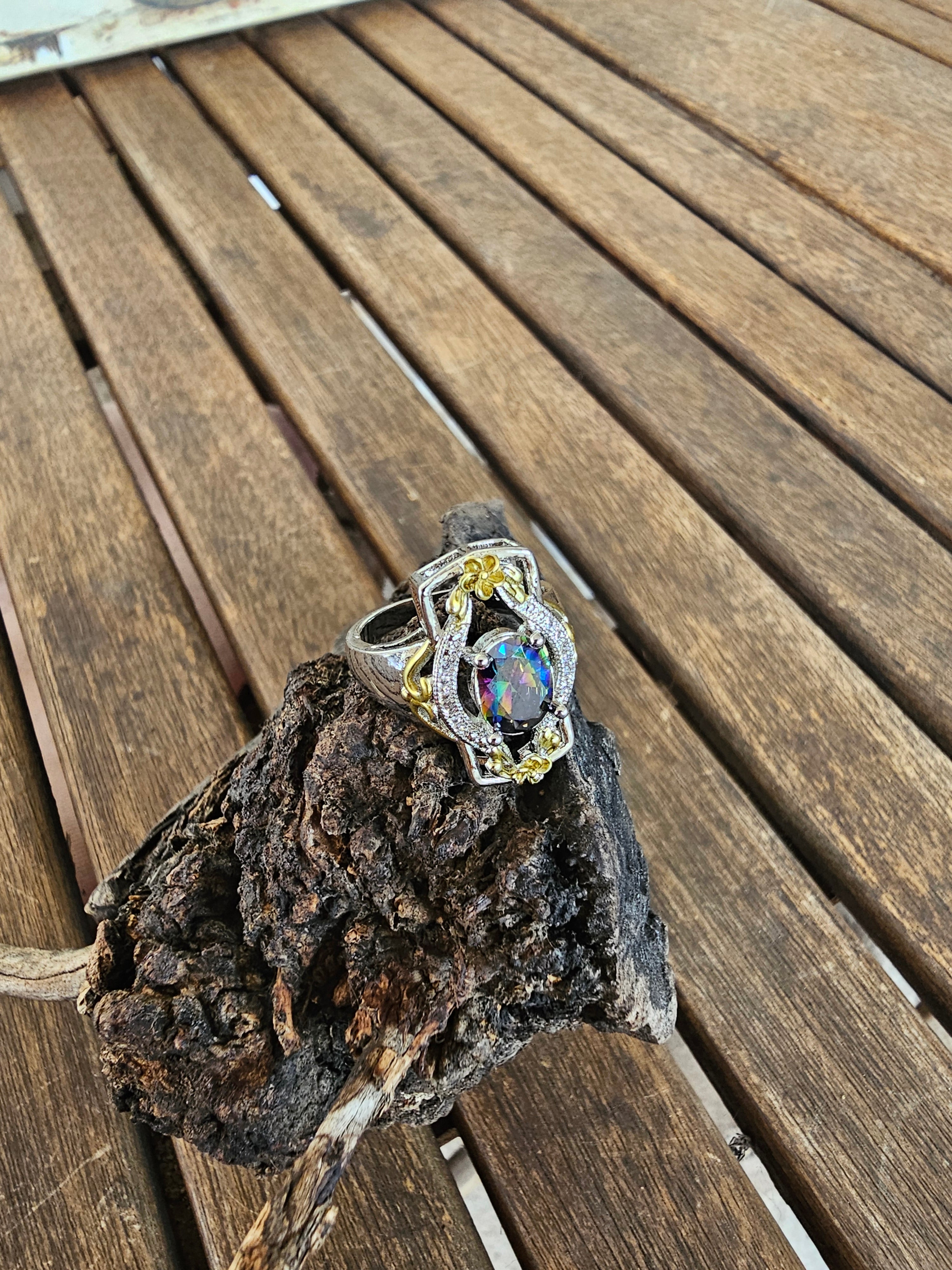 Llamativo anillo con filigranas y piedra