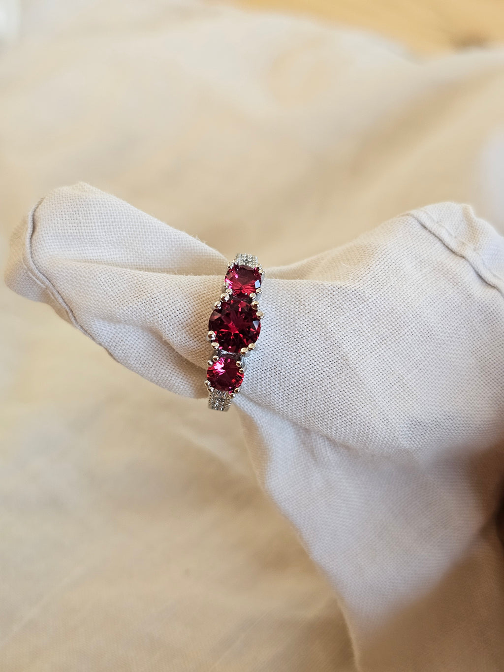 Muy bonito anillo de fila