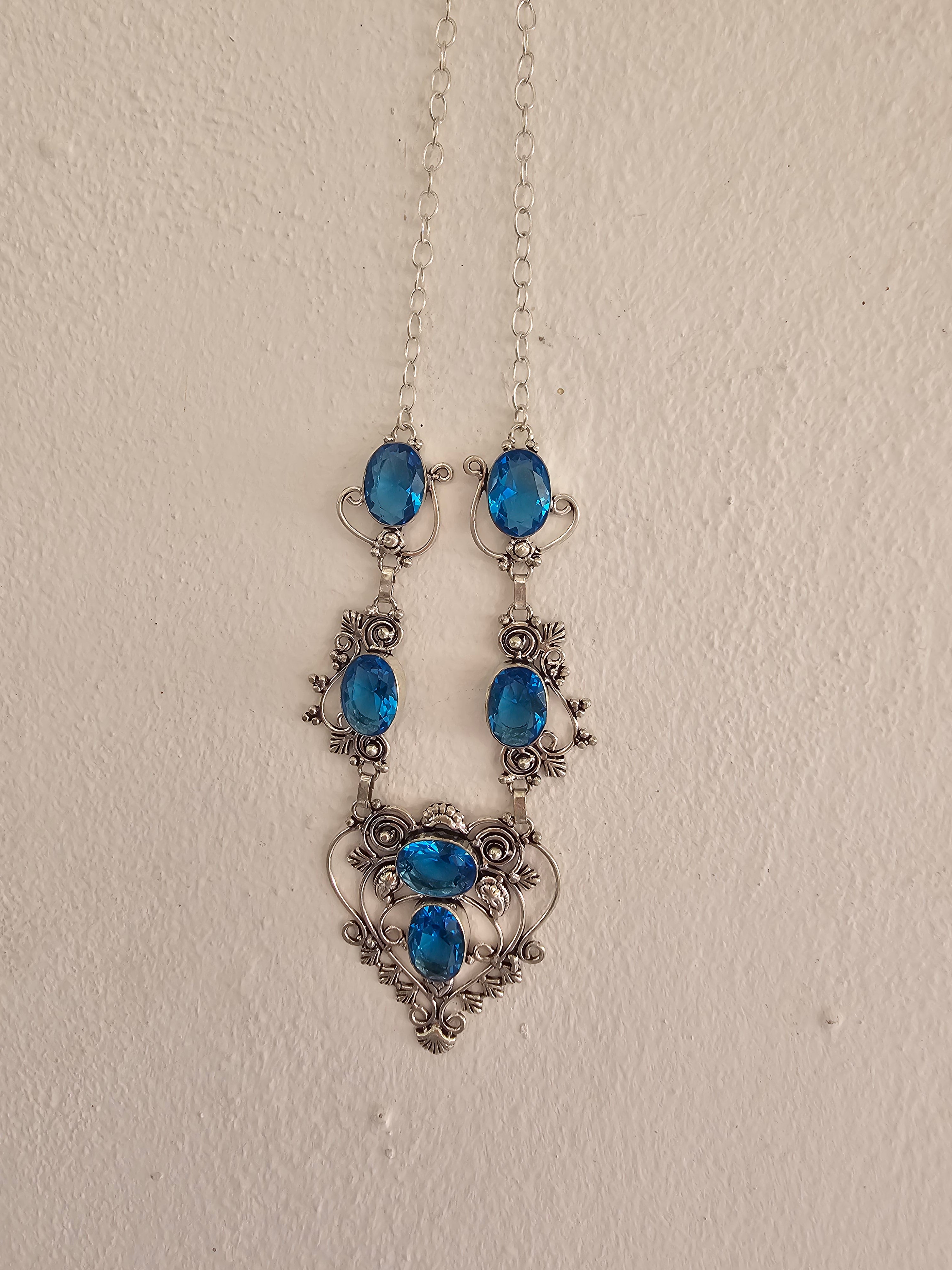 Collar delicado y elegante