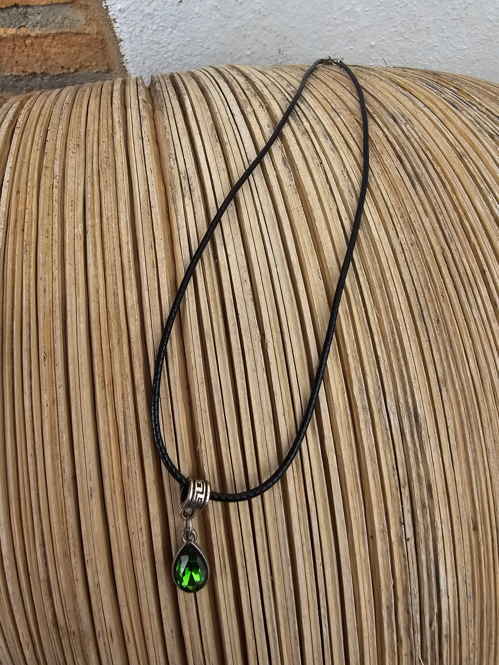 Collar Corto de Cordón Negro con Cristal Verde Esmeralda en Gota
