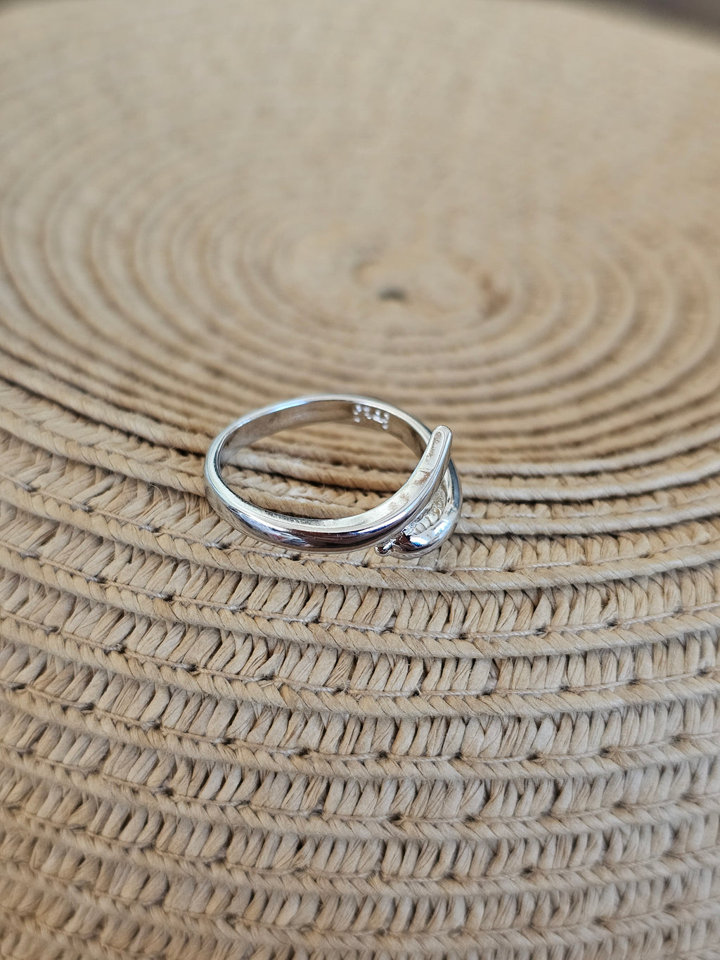Delicado anillo de delfín