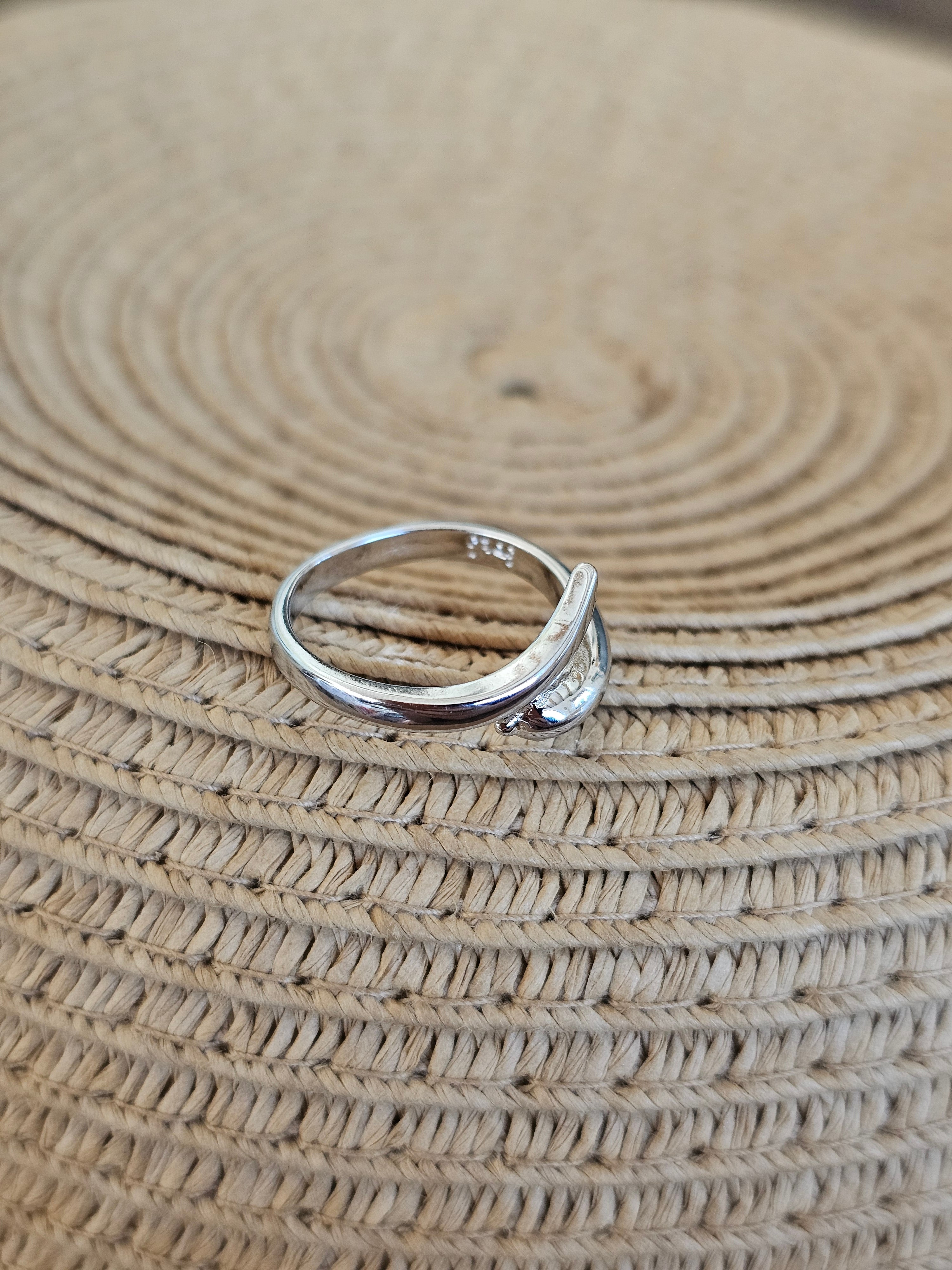 Delicado anillo de delfín