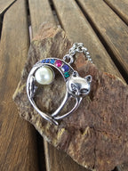 Collar Colgante Gato de la Luna – Perla y Cristales Arcoíris