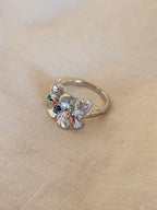 Anillo delicado en forma de flores