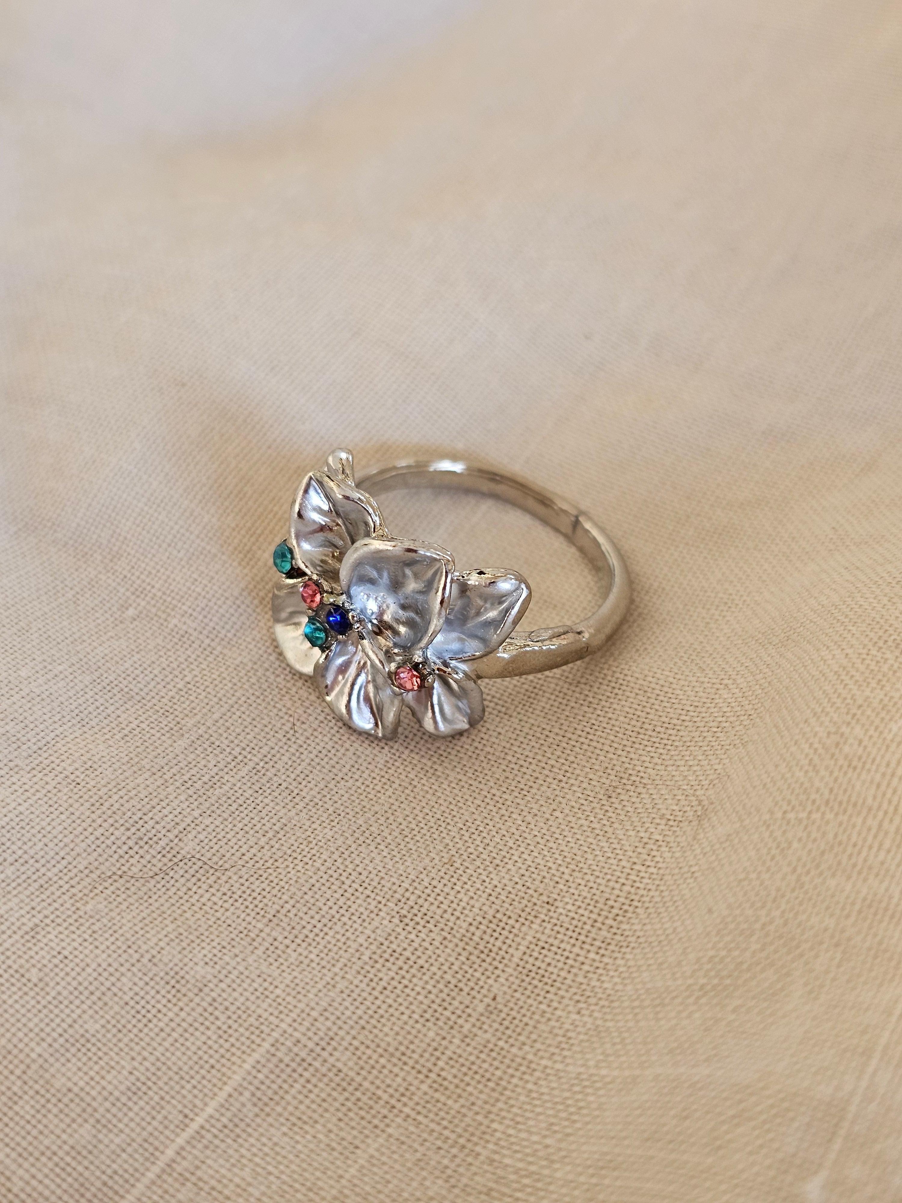 Anillo delicado en forma de flores