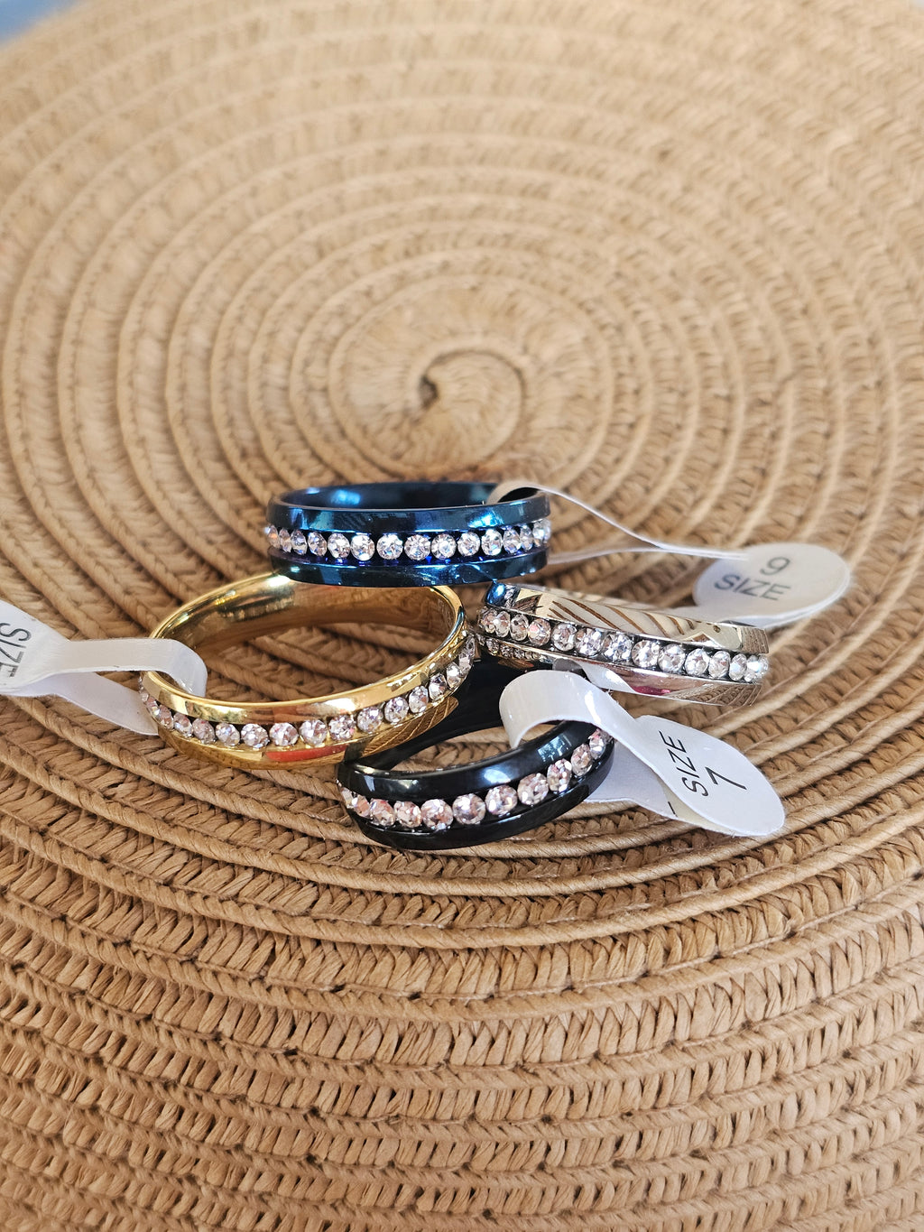 Anillo con cristales, varios colores