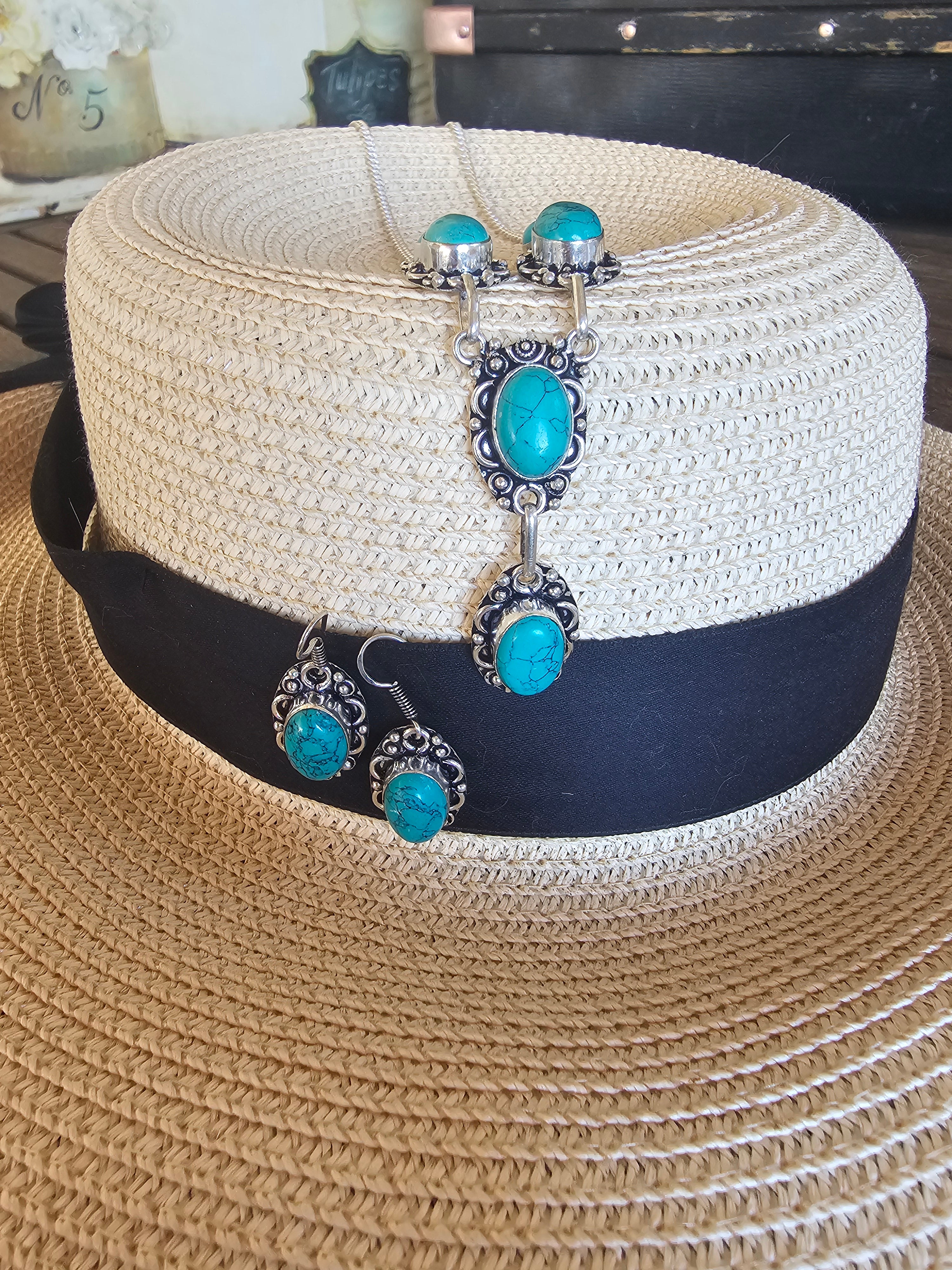 Conjunto de collar y pendientes turquesa