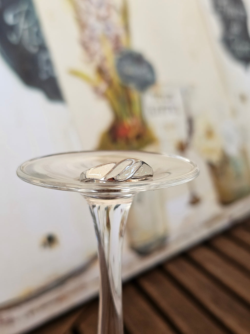Precioso anillo con diseño ondulado