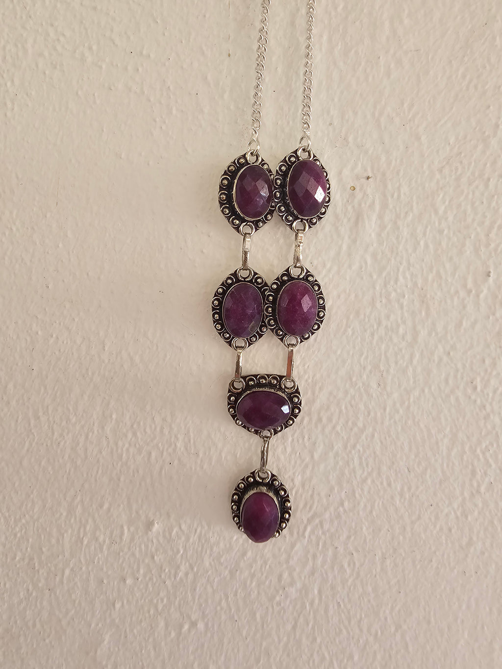 Lindo collar púrpura para cualquier ocasión