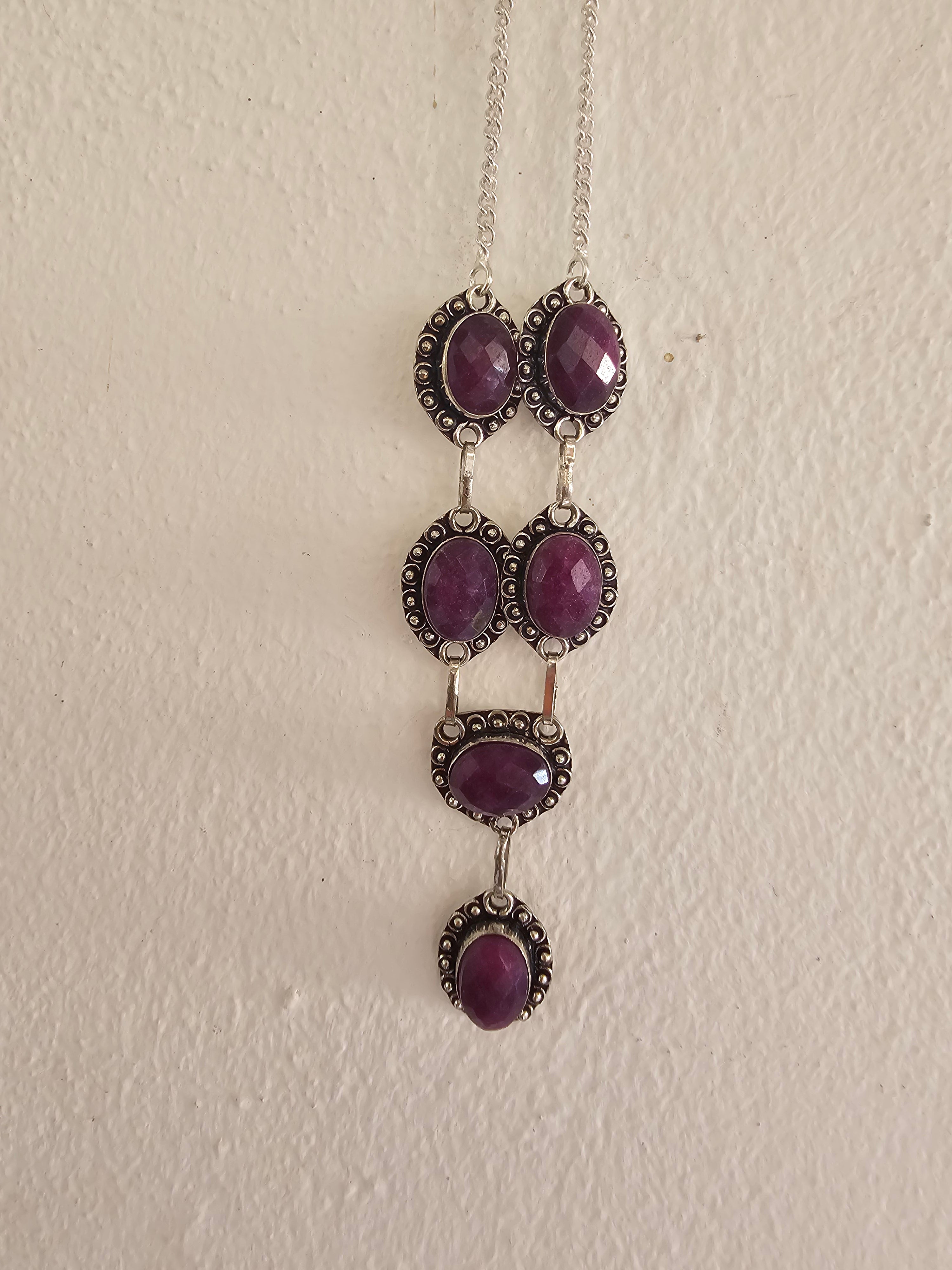 Lindo collar púrpura para cualquier ocasión