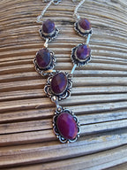 Lindo collar púrpura para cualquier ocasión