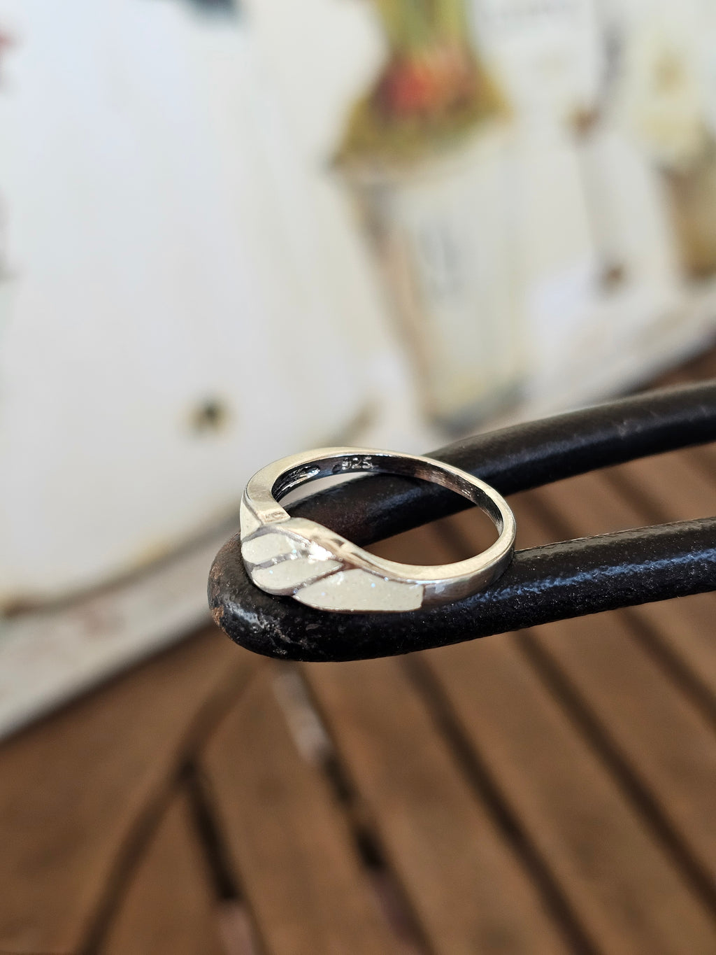 Precioso anillo con diseño ondulado