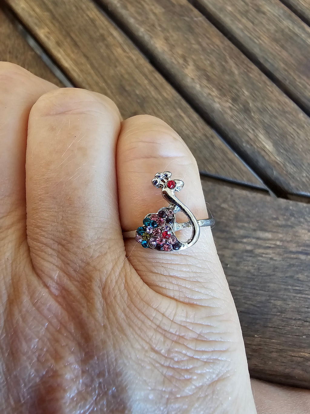 Delicado anillo con pavo real