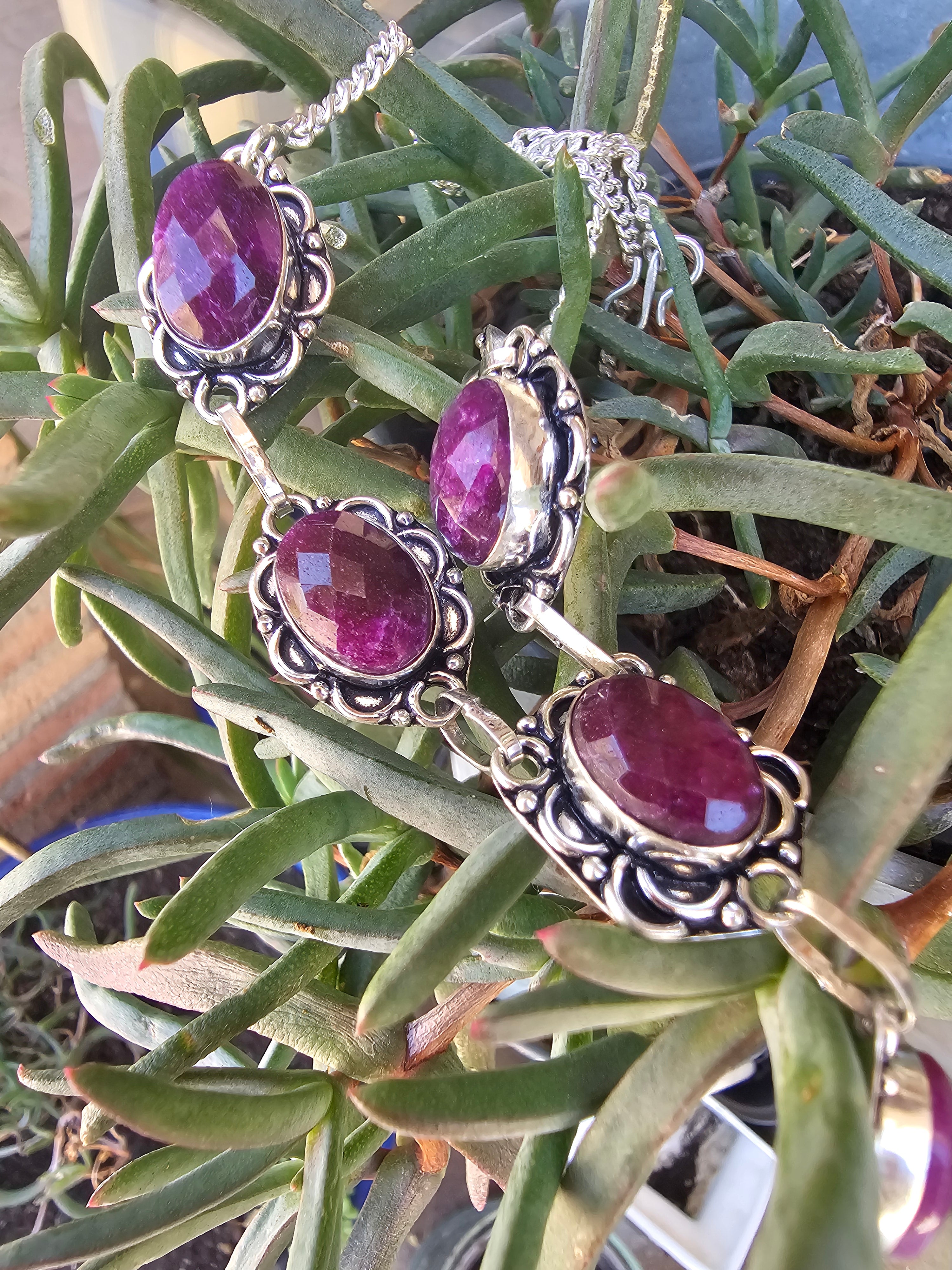 Lindo collar púrpura para cualquier ocasión