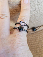Llamativos anillos negros en forma de corazón
