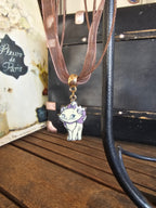 Collar Multihilo con Colgante de Gatita Marie Esmaltada – Tonos Marrón y Púrpura