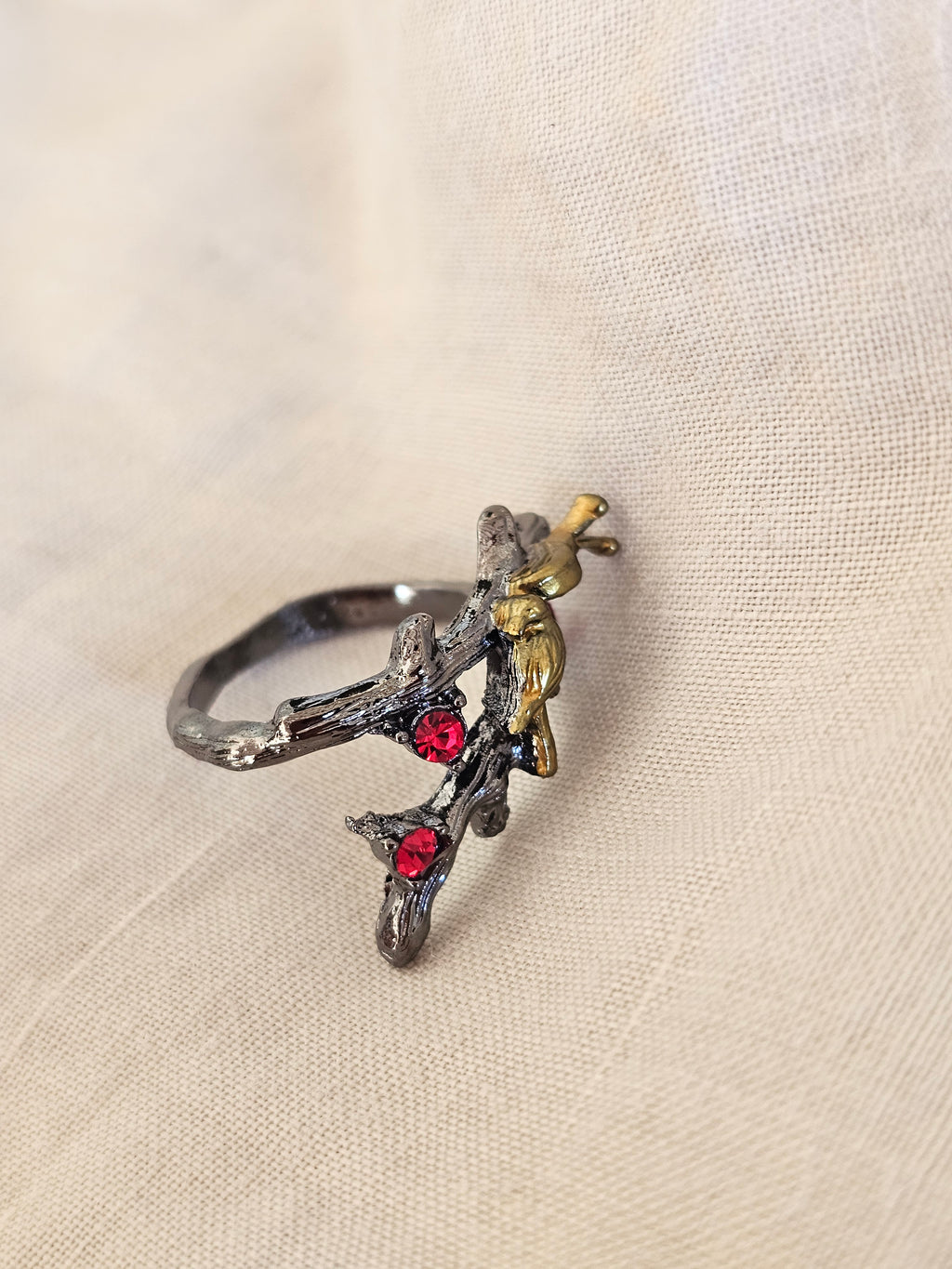 Un anillo de estilo gótico
