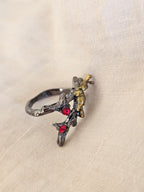 Un anillo de estilo gótico