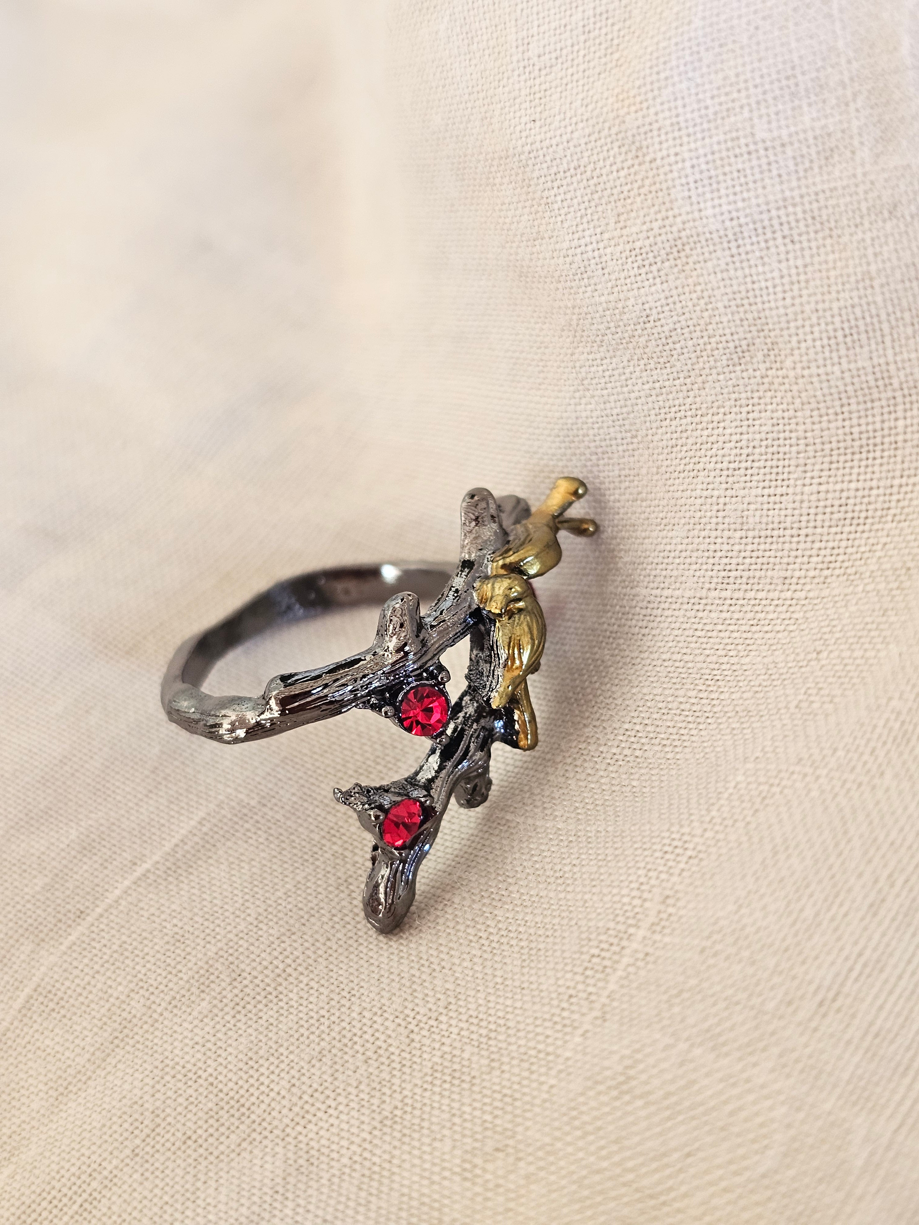 Un anillo de estilo gótico