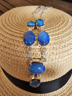 Lindo collar azul brillante para cualquier ocasión