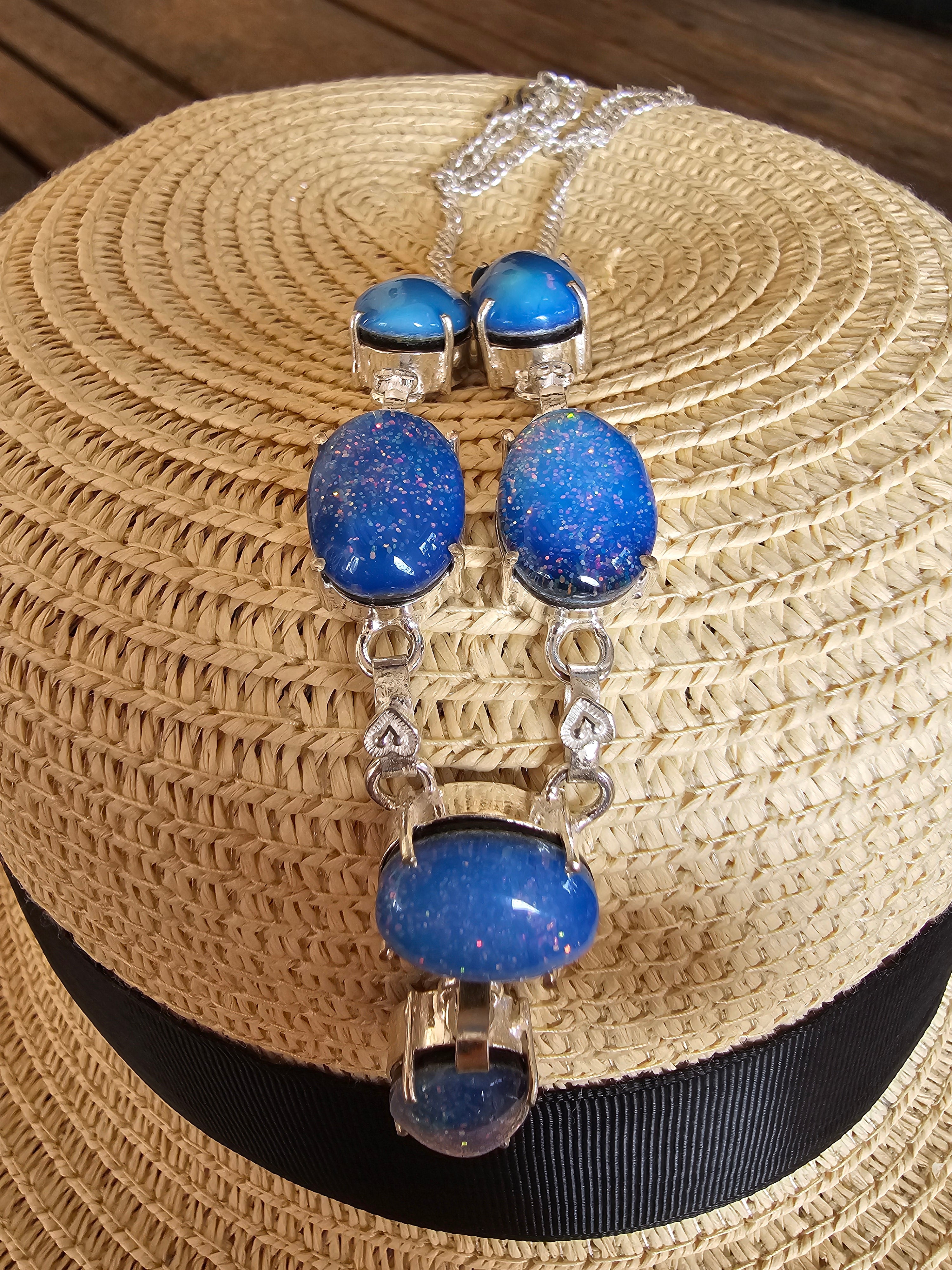 Lindo collar azul brillante para cualquier ocasión