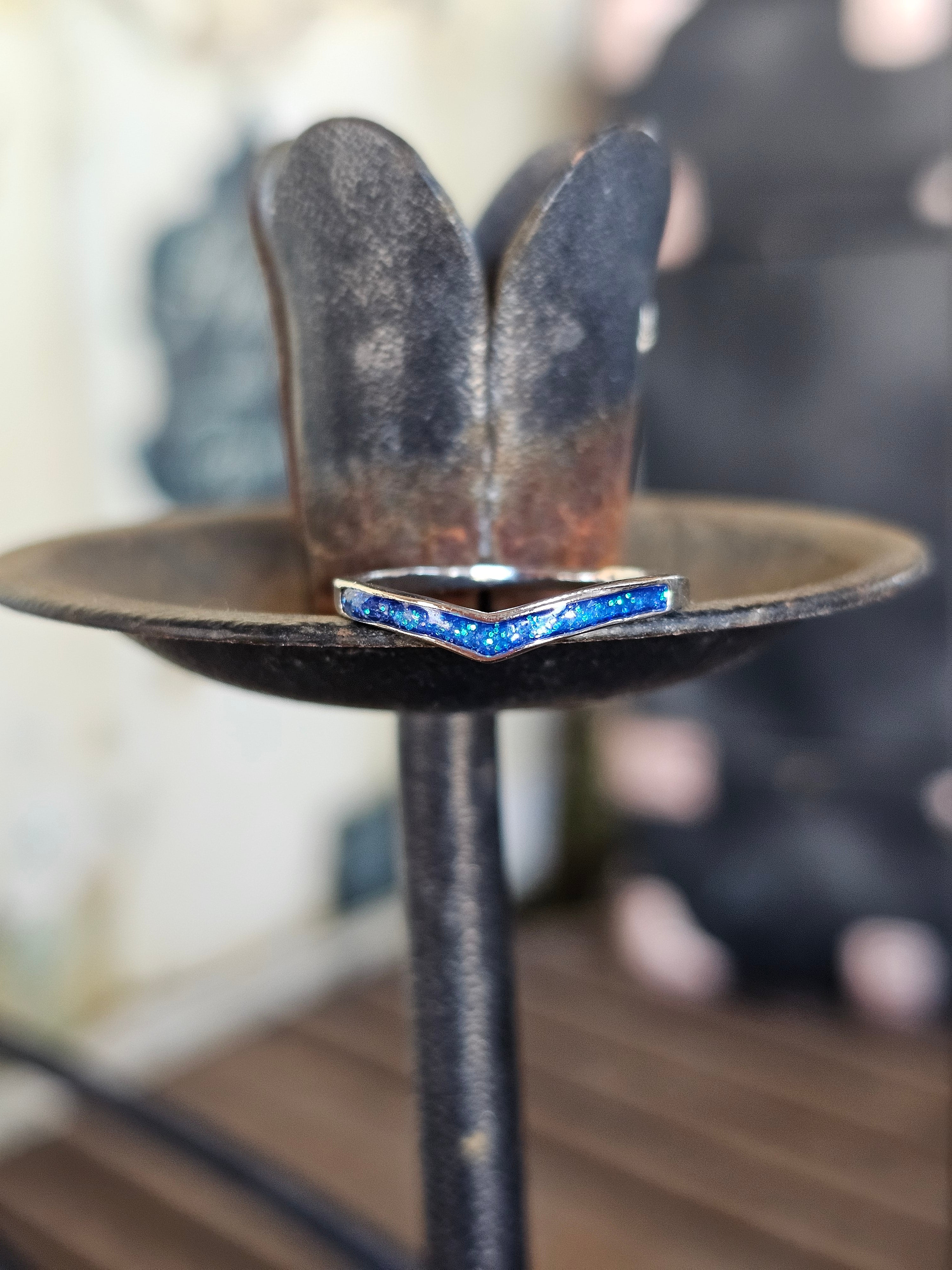 Hermoso anillo de forma de chevron