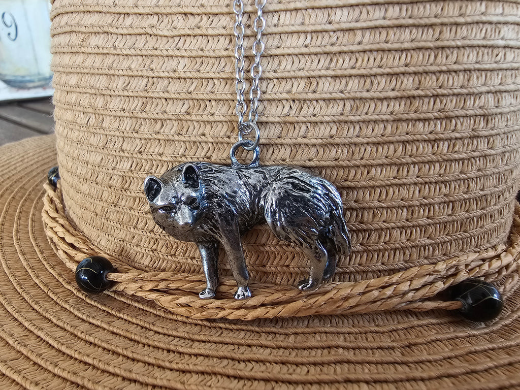 Collar Colgante Lobo Salvaje – Plata Envejecida y Relieve 3D