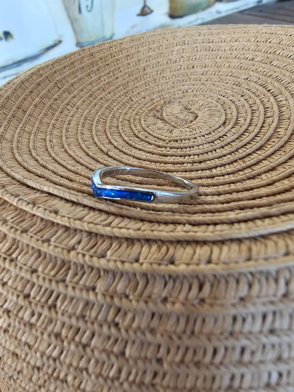 Hermoso anillo de forma de chevron