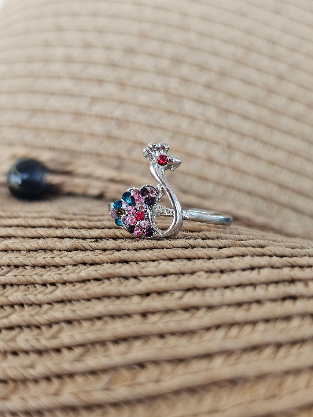 Delicado anillo con pavo real