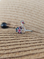 Delicado anillo con pavo real