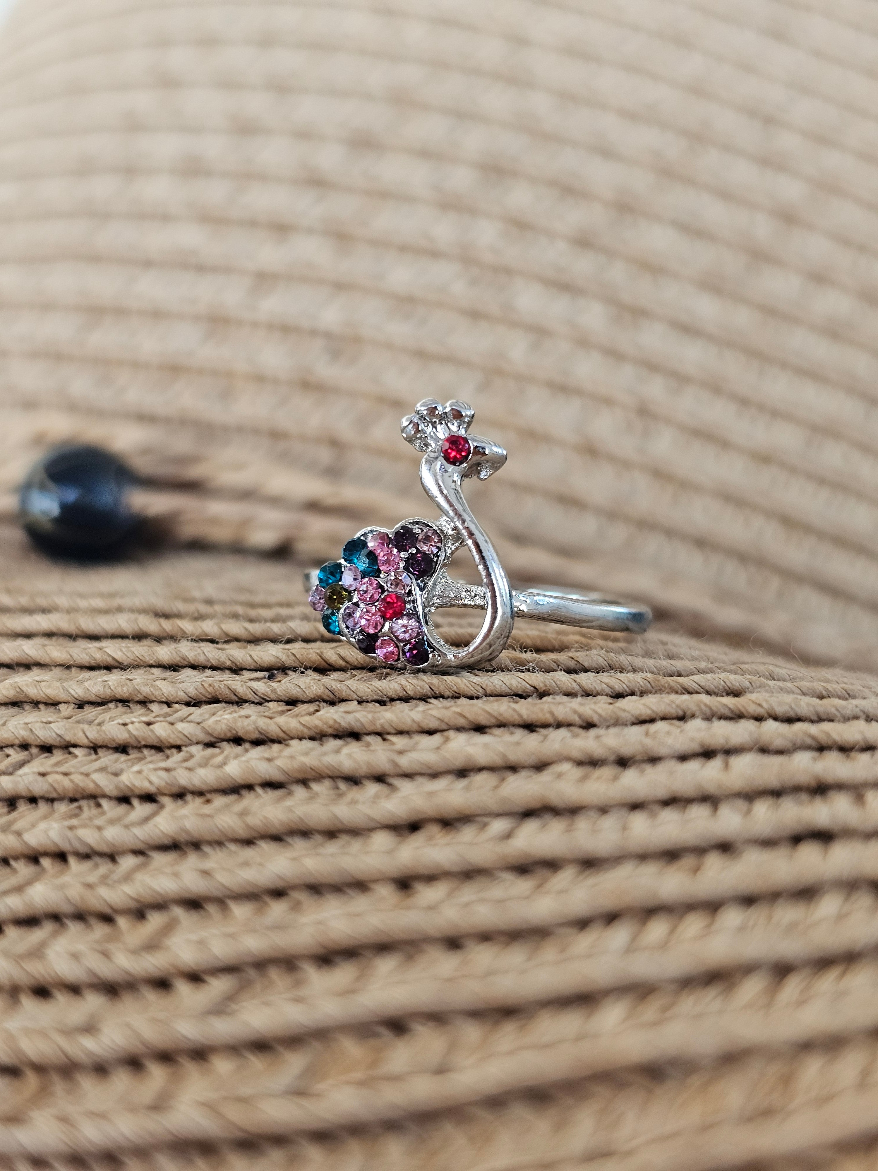 Delicado anillo con pavo real
