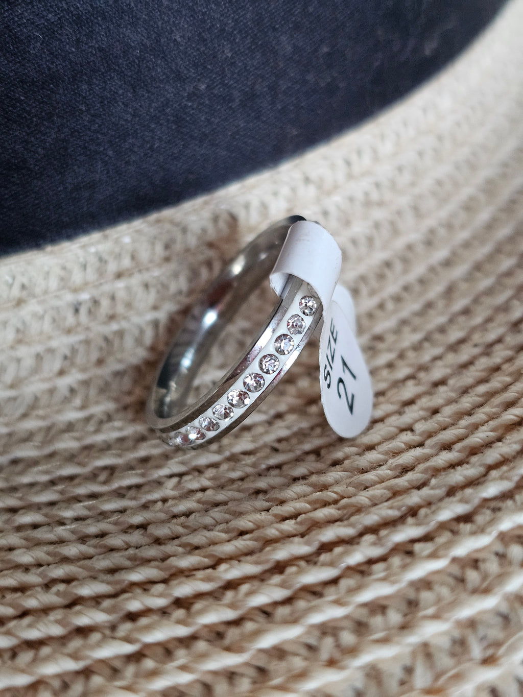 Anillo blanco con cristales