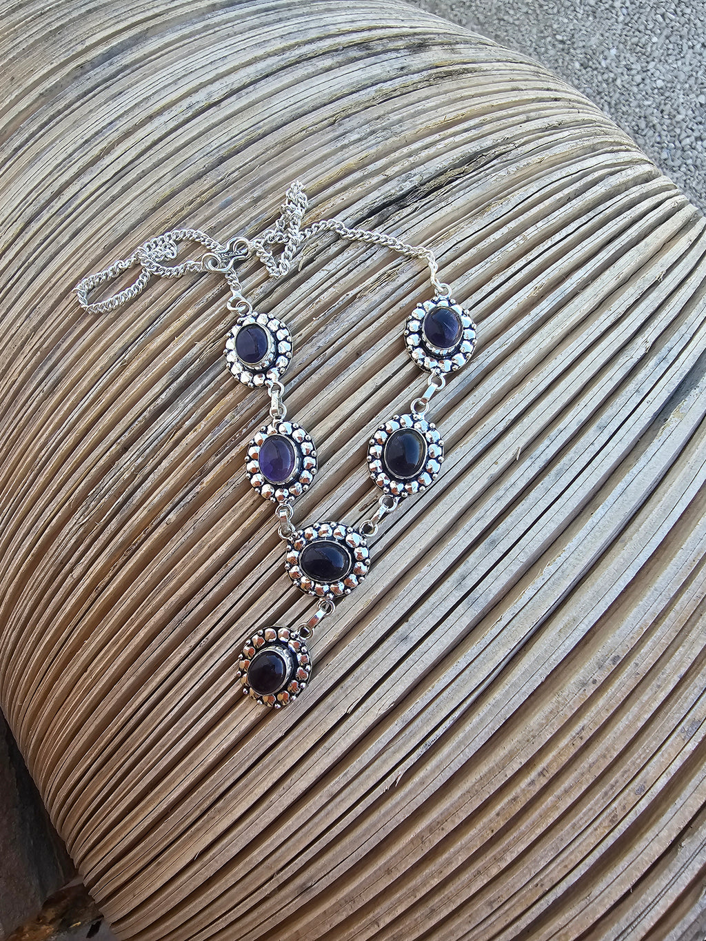 Lindo collar púrpura para cualquier ocasión