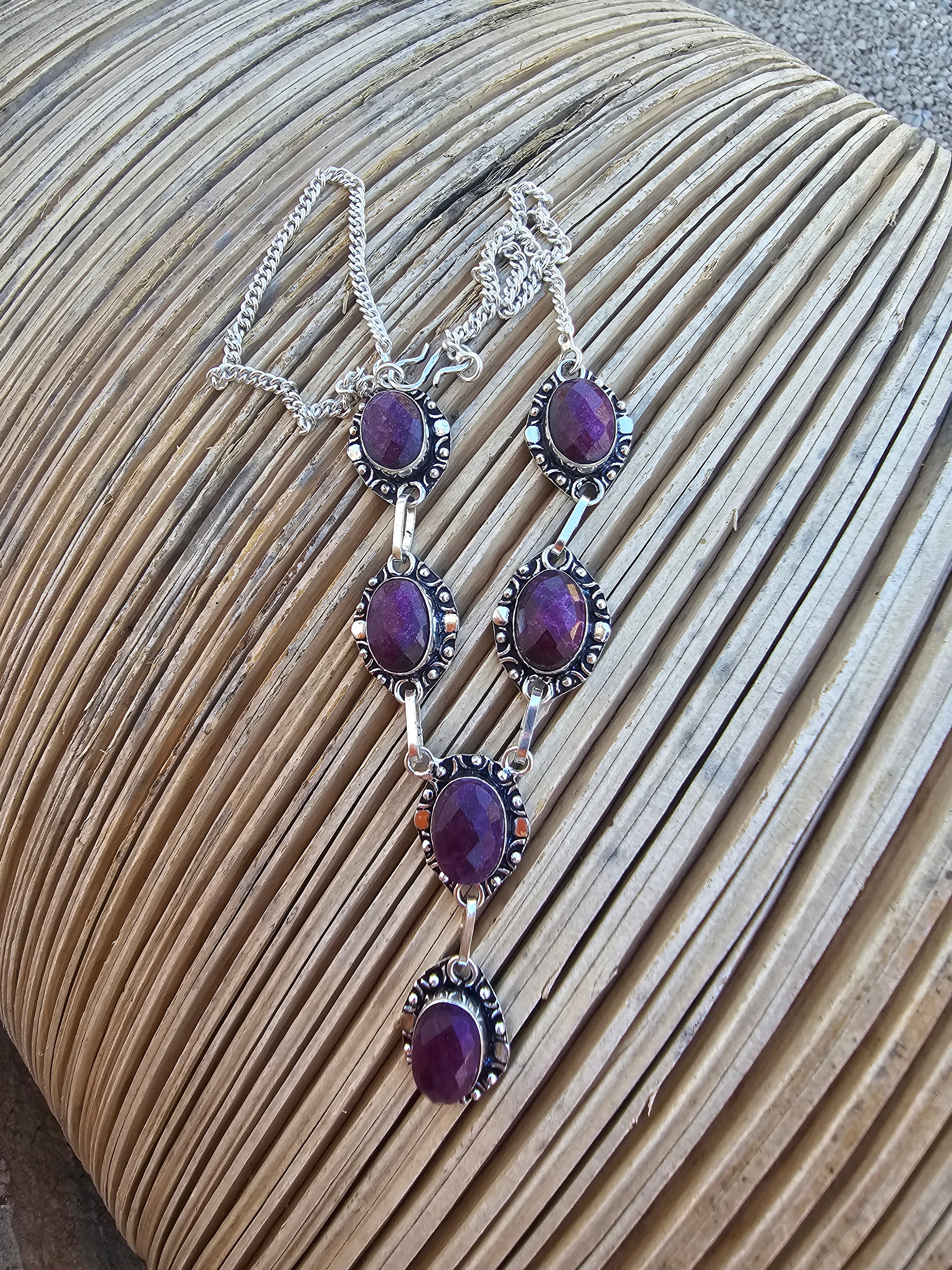 Lindo collar púrpura para cualquier ocasión