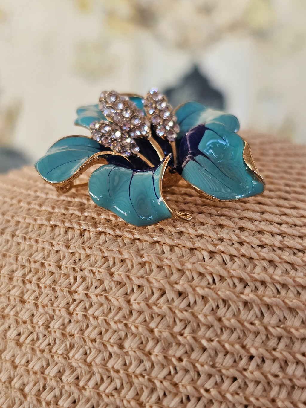 Colgante y brocha de Betsey Johnson