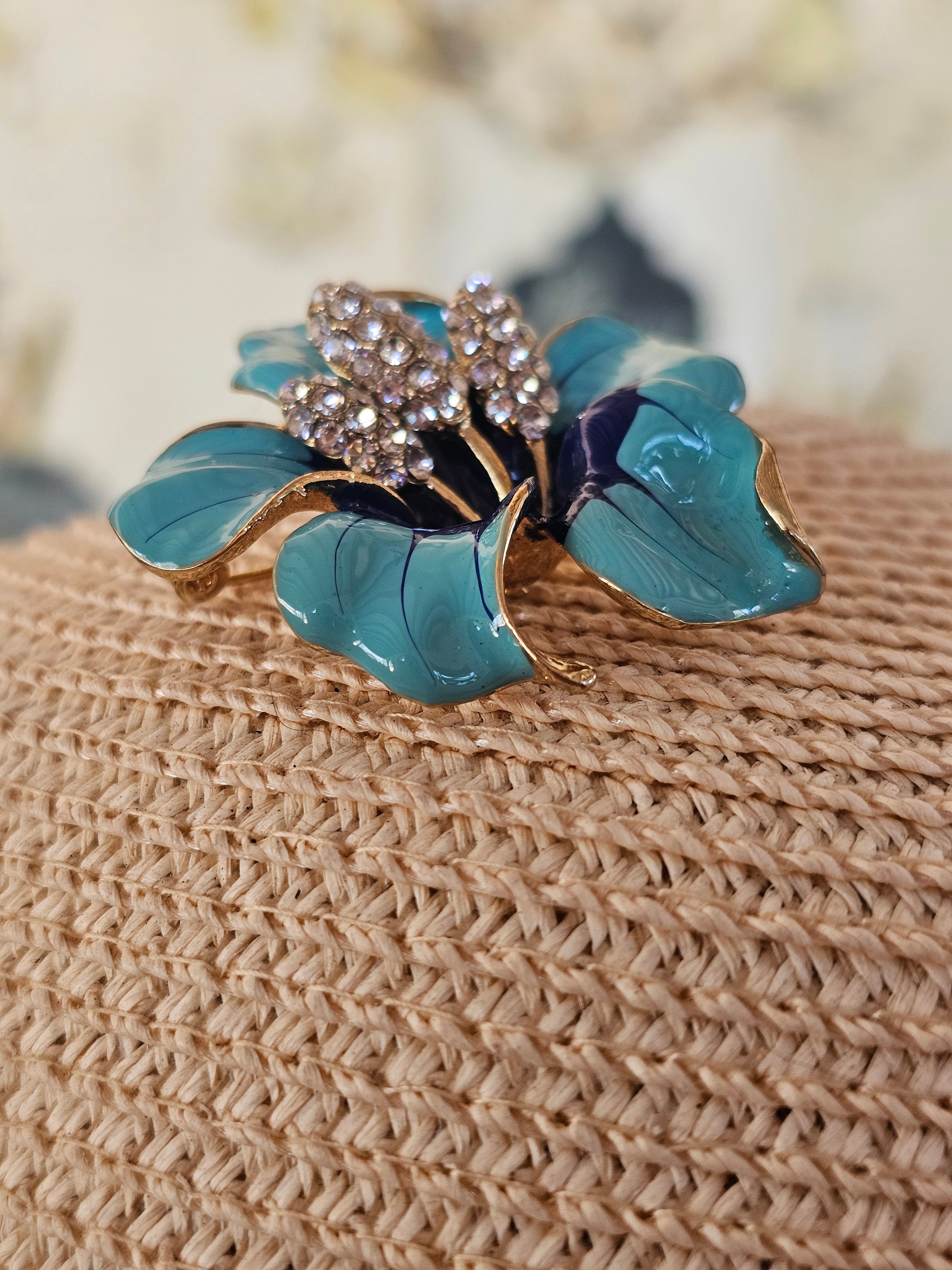 Colgante y brocha de Betsey Johnson