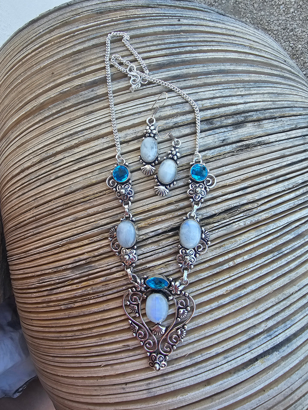 Hermoso conjunto de collar y pendientes