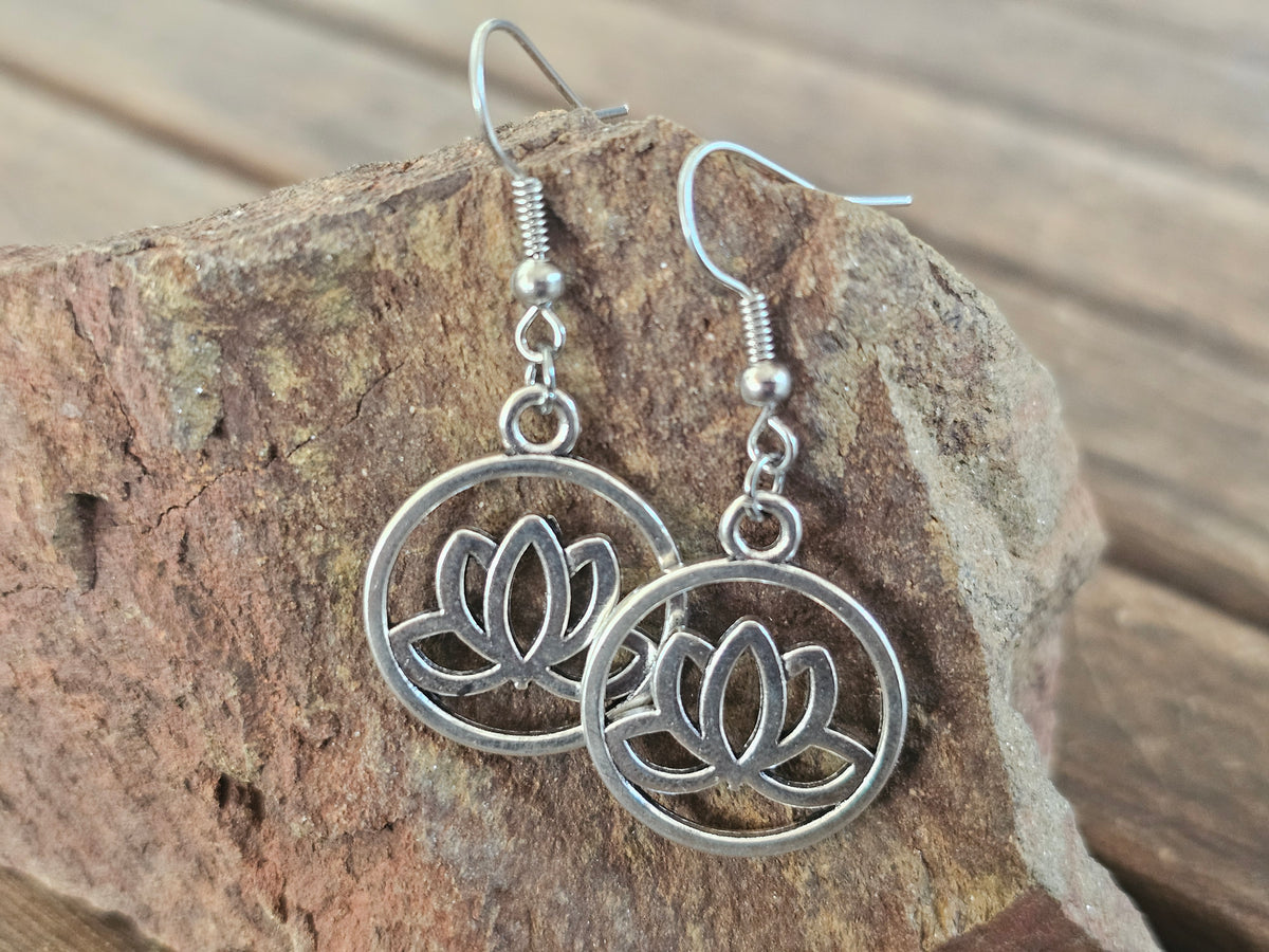 Pendientes de Flor de Loto Plateados - Pendientes Colgantes Boho Chic