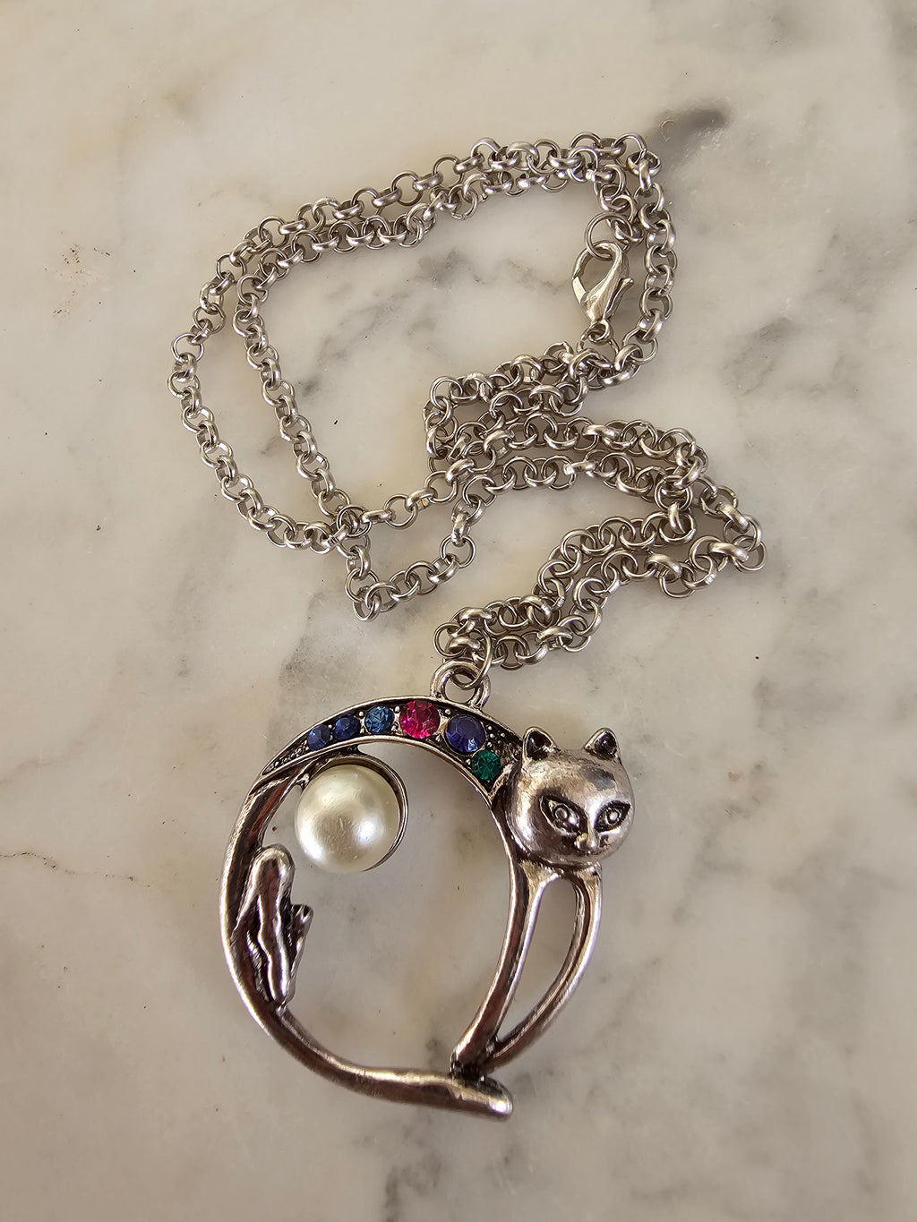 Collar Colgante Gato de la Luna – Perla y Cristales Arcoíris