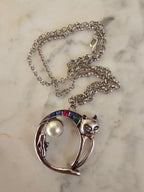 Collar Colgante Gato de la Luna – Perla y Cristales Arcoíris