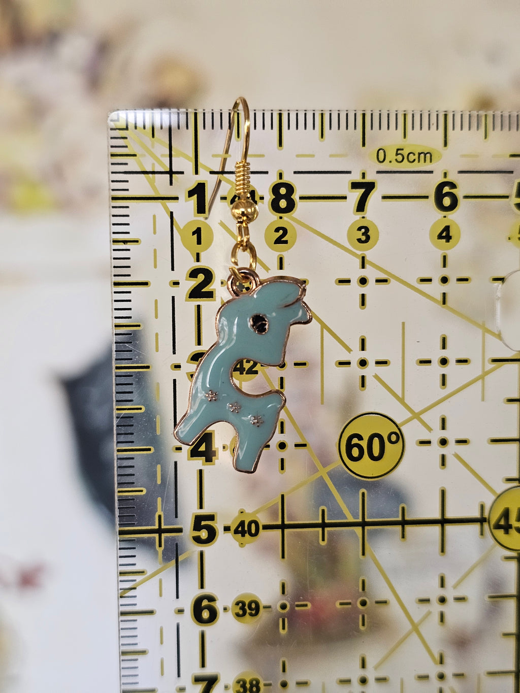 Pendientes de llama en rosa, azul, blanco y negro