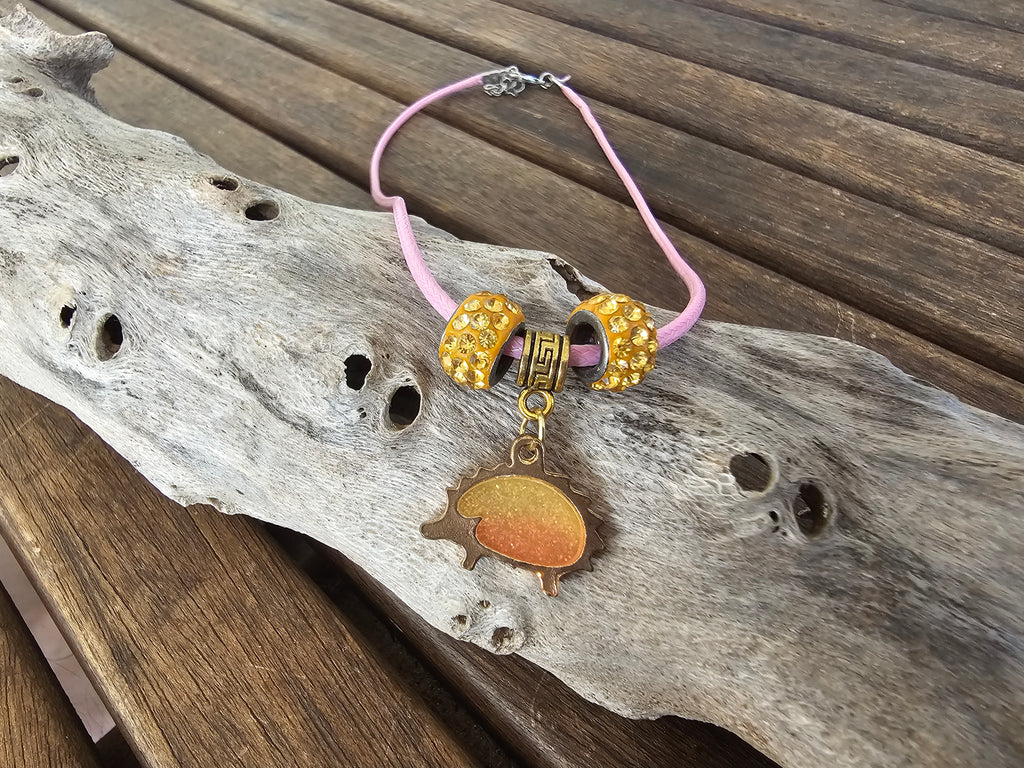 Collar Cordón Rosa con Colgante Erizo y Charms Brillantes