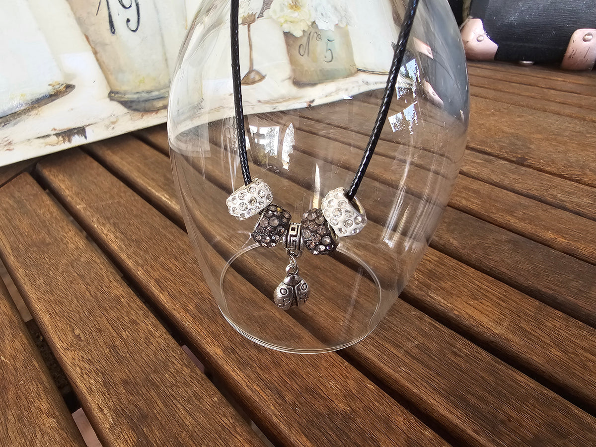 Collar de Cordón Negro con Colgante de Mariquita y Cuentas de Cristal Estilo Pandora