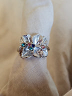 Anillo delicado en forma de flores