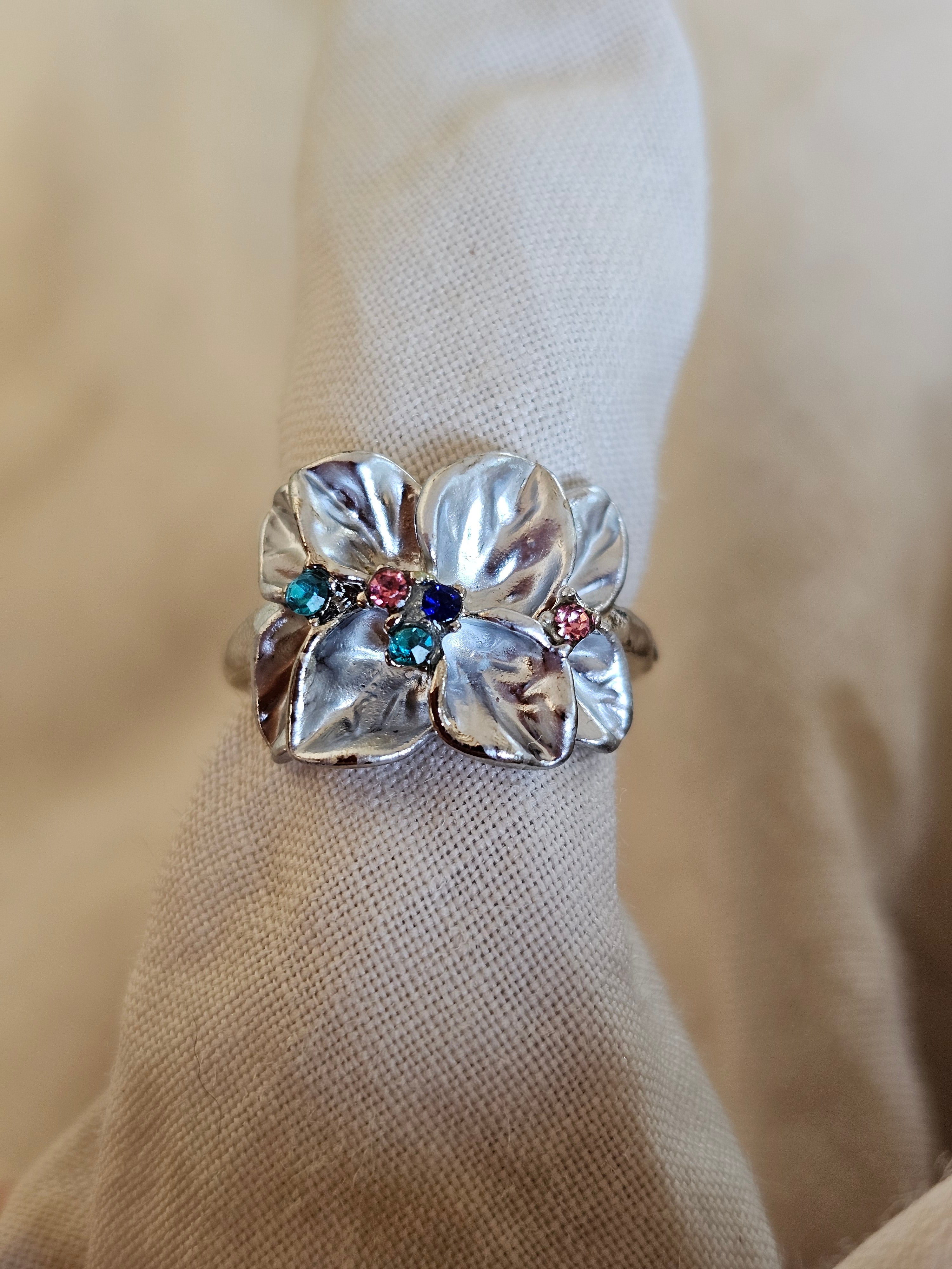 Anillo delicado en forma de flores
