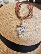 Collar Multihilo con Colgante de Gatita Marie Esmaltada – Tonos Marrón y Púrpura