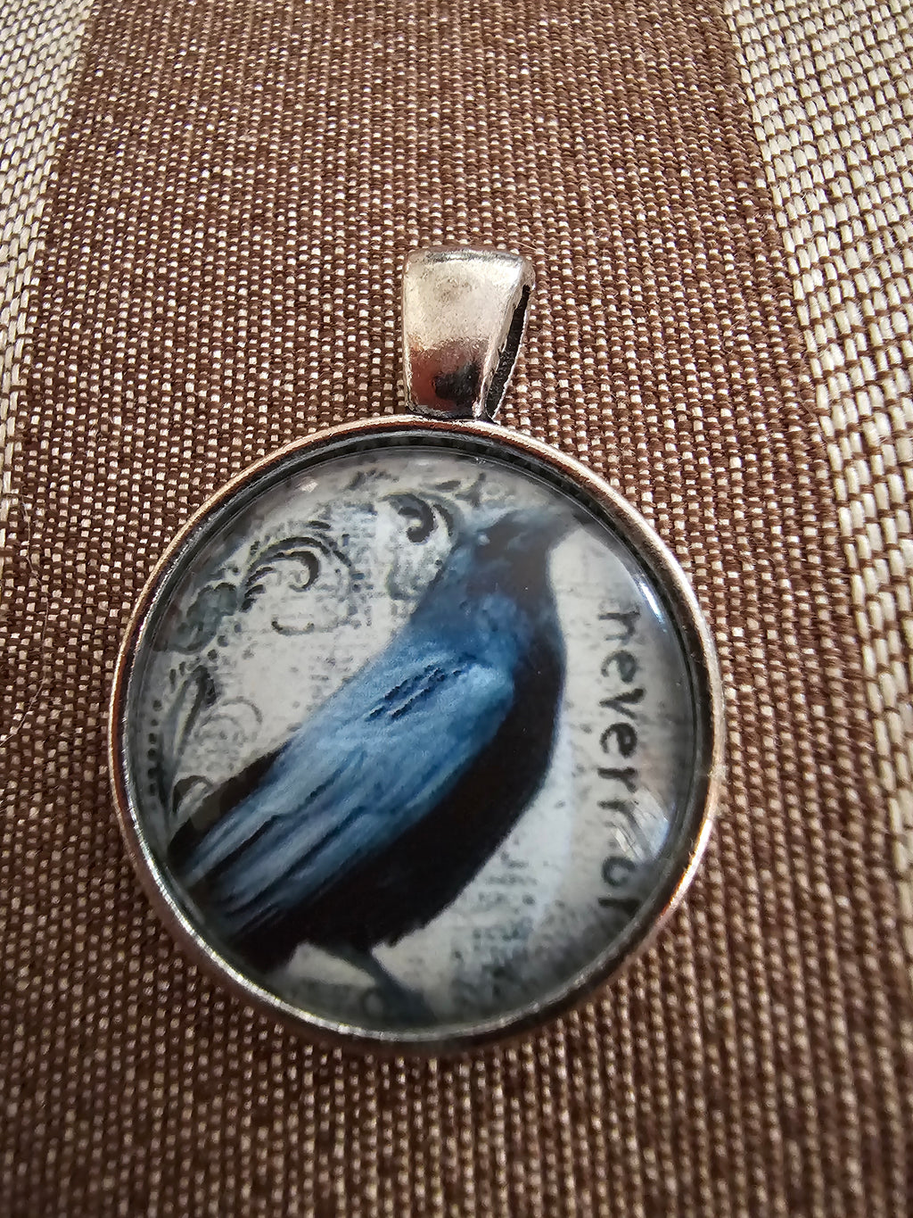 Colgante de cuervo con cadena